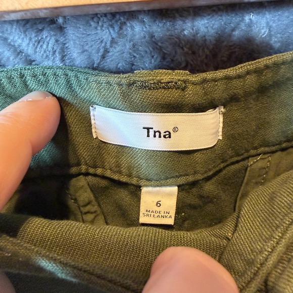 Aritzia TNA Supply Cargo Pant in Army Green Size 6 NWT - Picture 5 of 8
